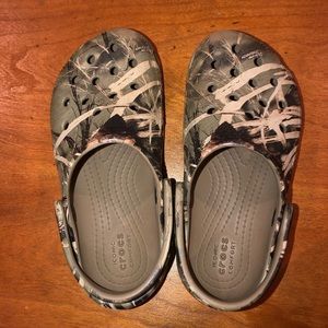Little kid size 11 Crocs unisex-child Classic Realtree clog.
